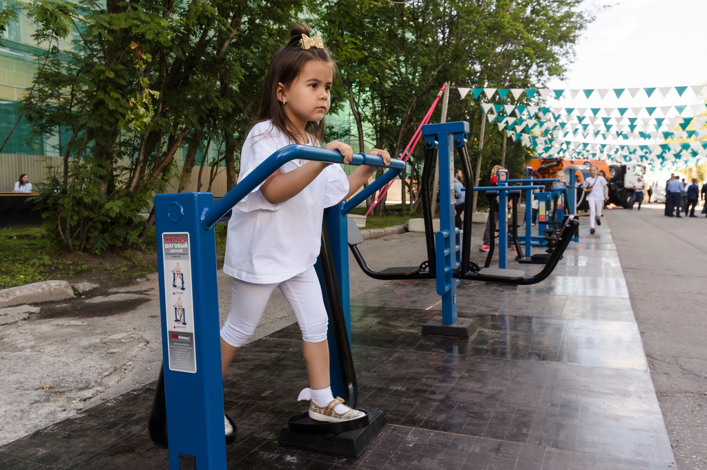 Организаторы форума «Умный город» и проект «Народный фитнес-парк» передали губернатору Андрею Чибису детские тренажёры для спортивных площадок