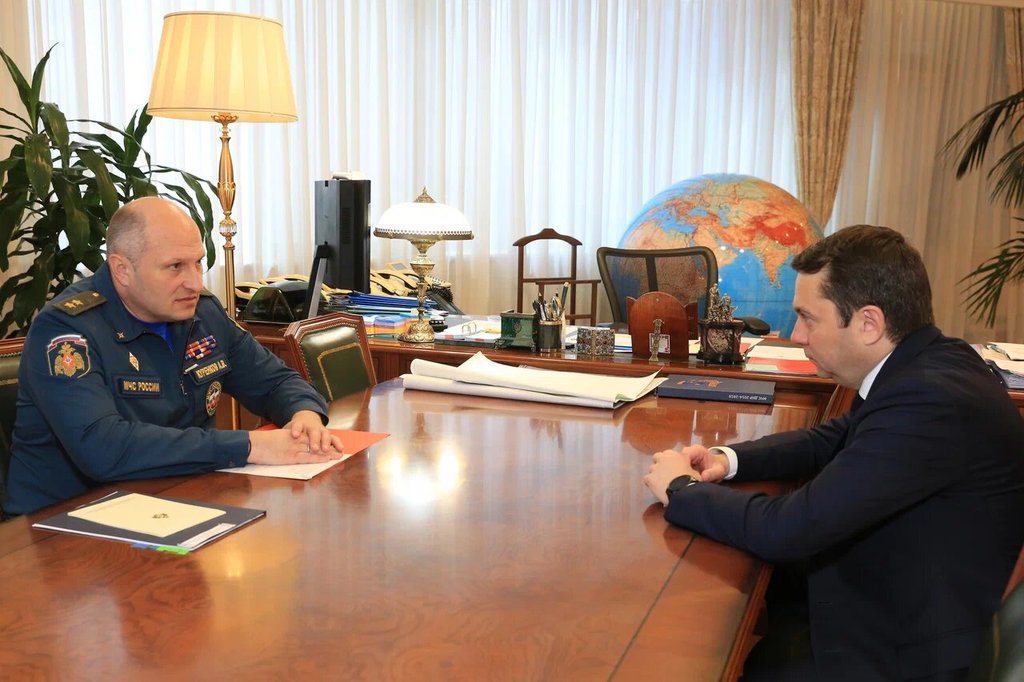 Министр МЧС России Александр Куренков провел рабочую встречу с губернатором Мурманской области