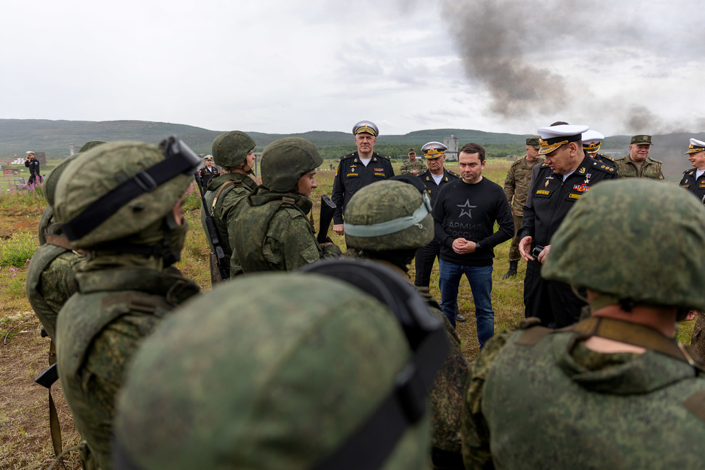Губернатор Андрей Чибис и командующий Северным флотом Александр Моисеев провели встречу с бойцами именного регионального подразделения в составе 200-й мотострелковой бригады