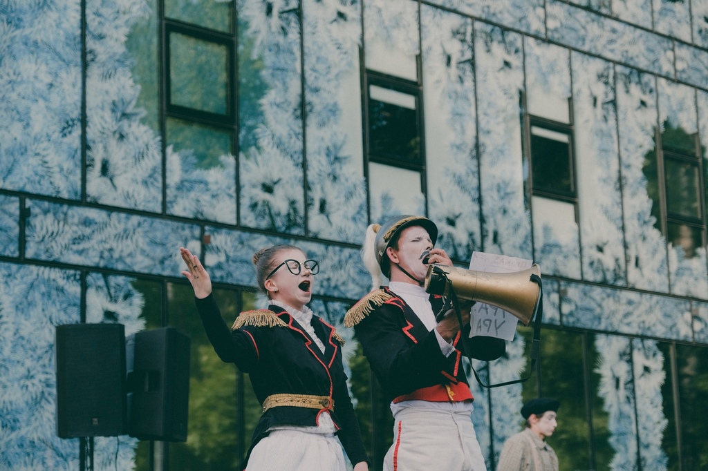 Парад костюмированных героев, открытый микрофон и уличный спектакль: в Мончегорске пройдёт фестиваль искусства «Табуретка»
