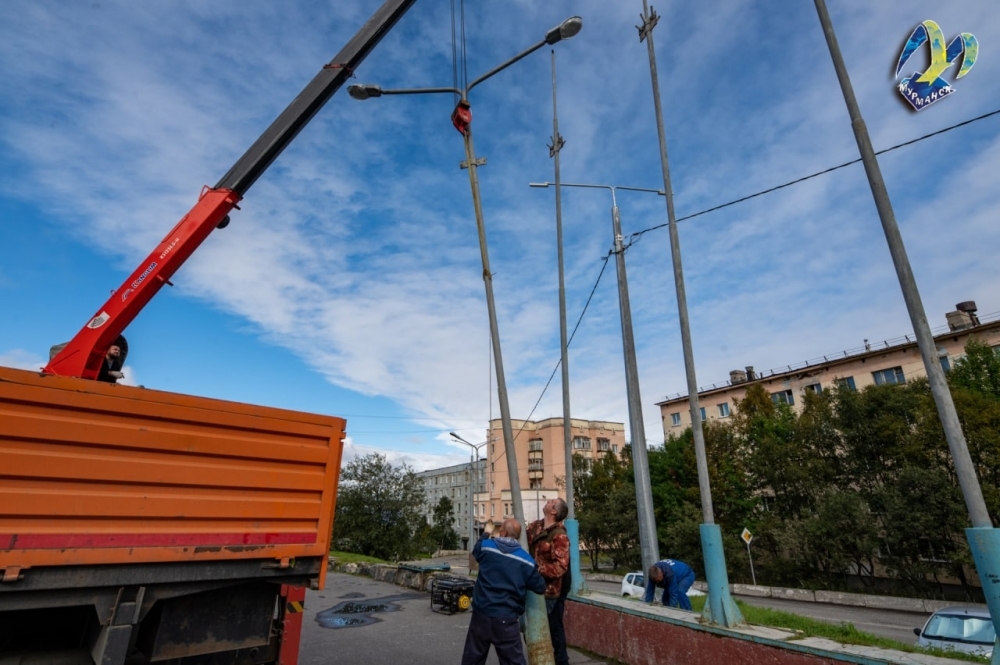 Юрий Сердечкин проверил ход работ по ремонту наружного освещения в жилом районе Росляково