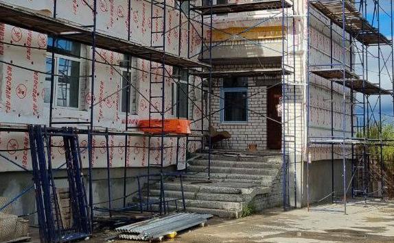 Продолжается капитальный ремонт здания поликлиники в Ревде