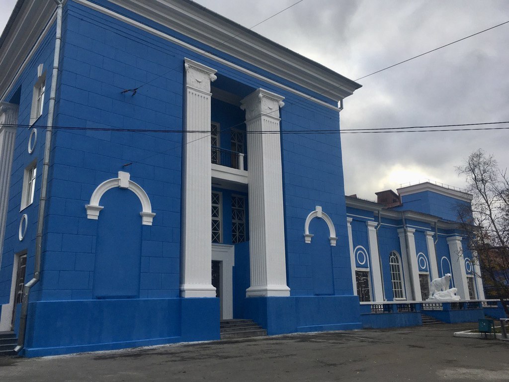Капремонт фасада ДК моряков в Мурманске: архитектурные элементы восстановлены, заканчивается монтаж подсветки