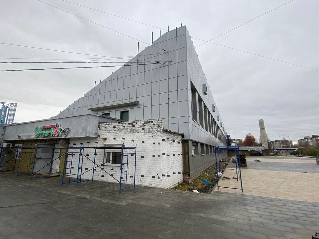 В Оленегорске завершается капитальный ремонт фасада спортшколы «Олимп»