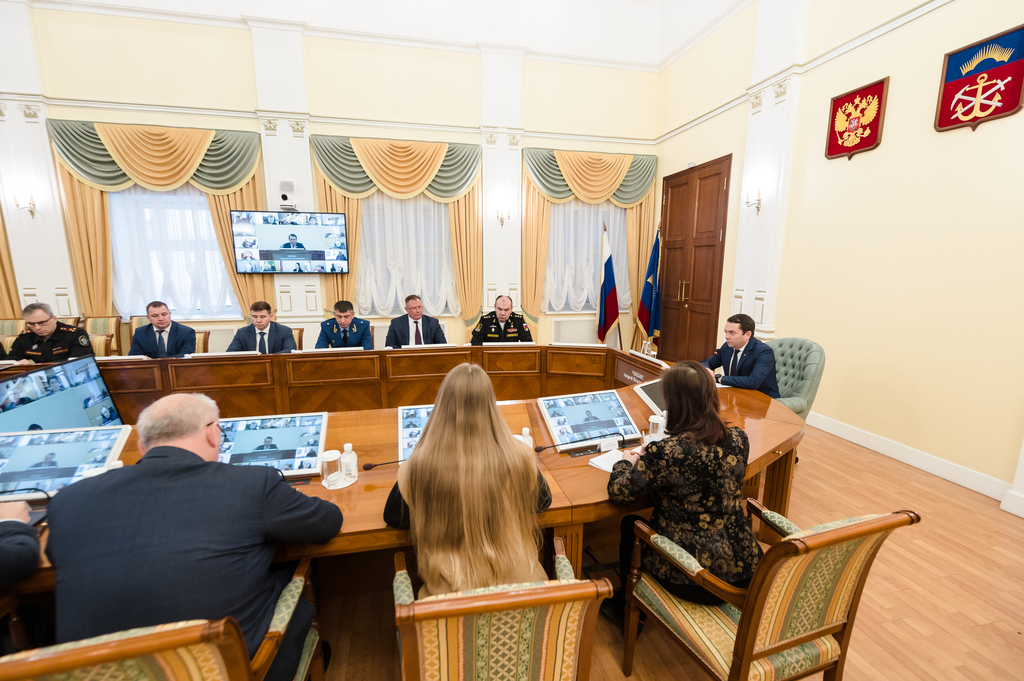 Губернатор Андрей Чибис провел первое заседание оперативного штаба по обеспечению общественной и экономической безопасности Мурманской области