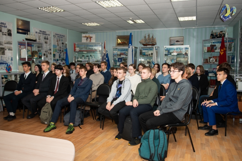 В Мурманском академическом лицее прошла встреча представителя авиакомпании «Россия» с учениками 10-го и 11-го классов авиационной направленности