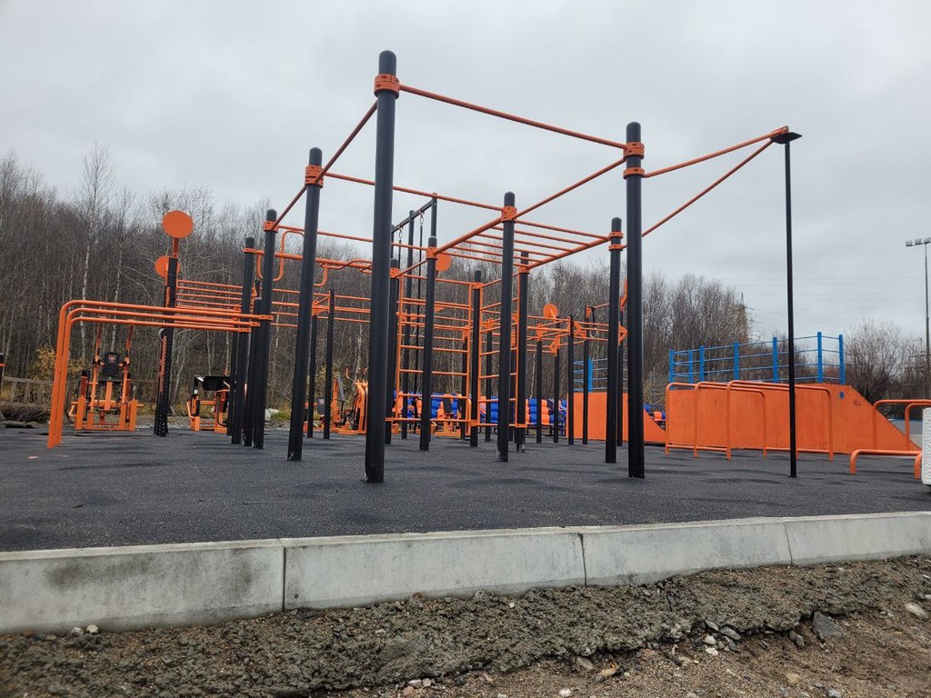 По решению суда подрядчик восстановит покрытие спортивной площадки в Мурманске