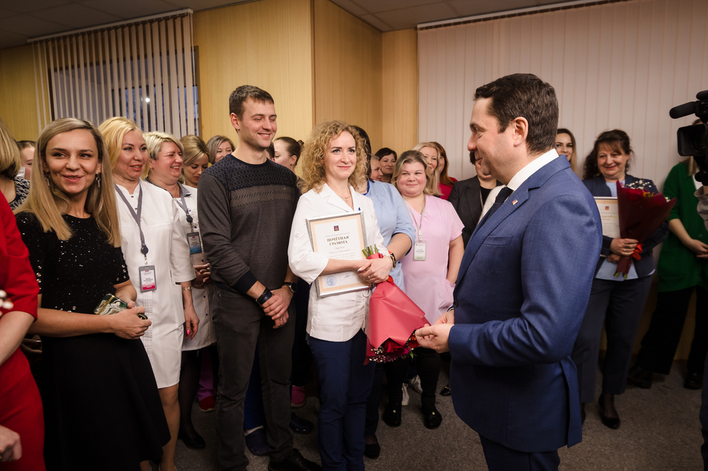 Андрей Чибис поздравил коллектив Мурманского областного Центра специализированных видов медицинской помощи с юбилеем