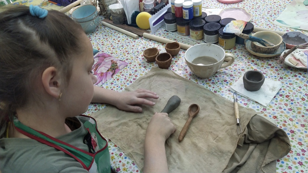 Воспитанники отделения для несовершеннолетних Полярнозоринского КЦСОН прошли обучение гончарному мастерству