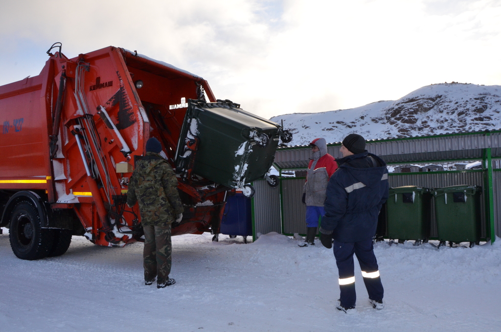 Автовладельцев Мурманской области просят не мешать работе мусоровозов в новогодние каникулы