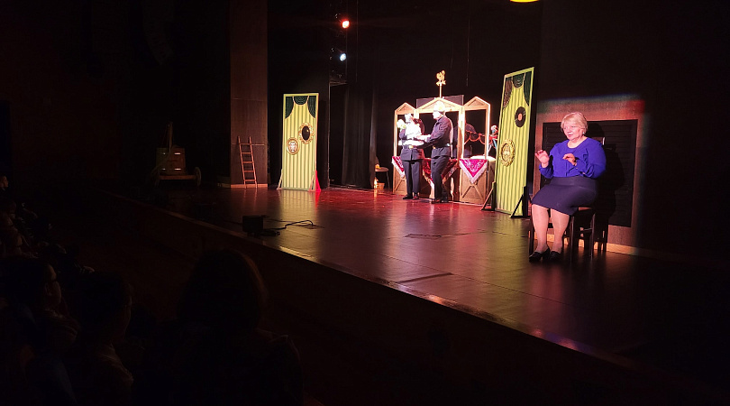 Областной театр кукол впервые провел благотворительный показ спектакля с сурдопереводом