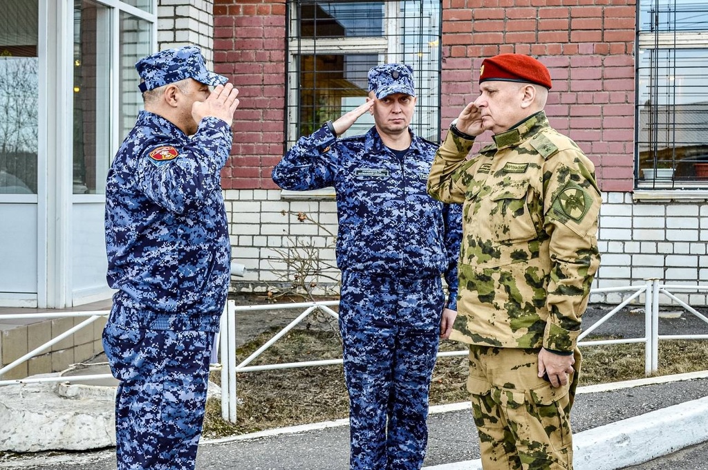 Командующий СЗО Росгвардии поздравил с профессиональным праздником военнослужащих морского отряда в Мурманской области