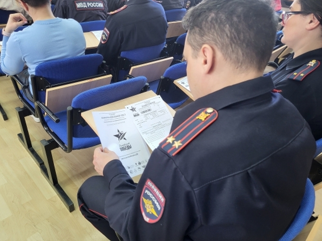 В Мурманске в преддверии 9 мая сотрудники внутренних дел приняли участие в мероприятии «Диктант Победы»