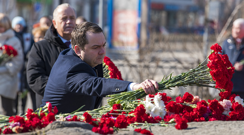 Губернатор Андрей Чибис принял участие в церемонии возложения цветов к памятнику Герою Советского Союза Анатолию Бредову