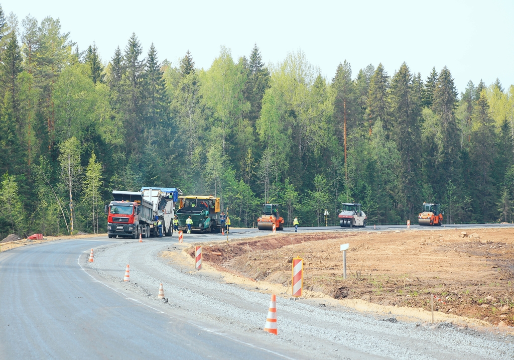 Дорожники приступили к обустройству верхнего слоя основания на двух обновляемых участках автодороги А-215 в Карелии