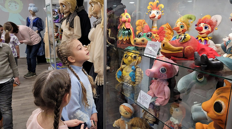 В заполярной столице открылась выставка, приуроченная к юбилею Мурманского областного театра кукол