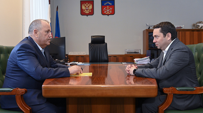 Губернатор Андрей Чибис поблагодарил главу регионального парламента Сергея Дубового за совместную работу