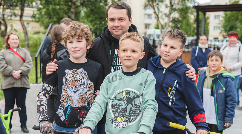 Губернатор Андрей Чибис посетил новый скейт-парк и объекты образования в Североморске