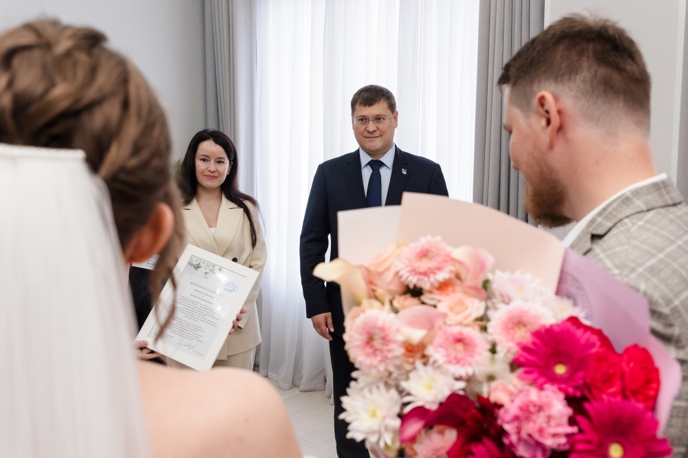 Глава администрации города Мурманска Юрий Сердечкин поздравил семейные пары с Днем семьи, любви и верности