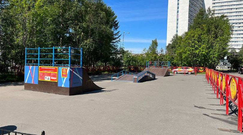 Традиционный мобильный скейт-парк в центре Мурманска сменил локацию
