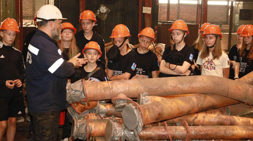 Школьникам из Кировска, Кандалакшского района и Печенгского округа провели экскурсию по судоремонтному заводу