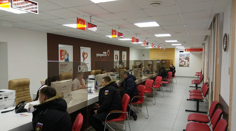 Единые карты жителя школьникам начали выдавать в МФЦ Мурманской области