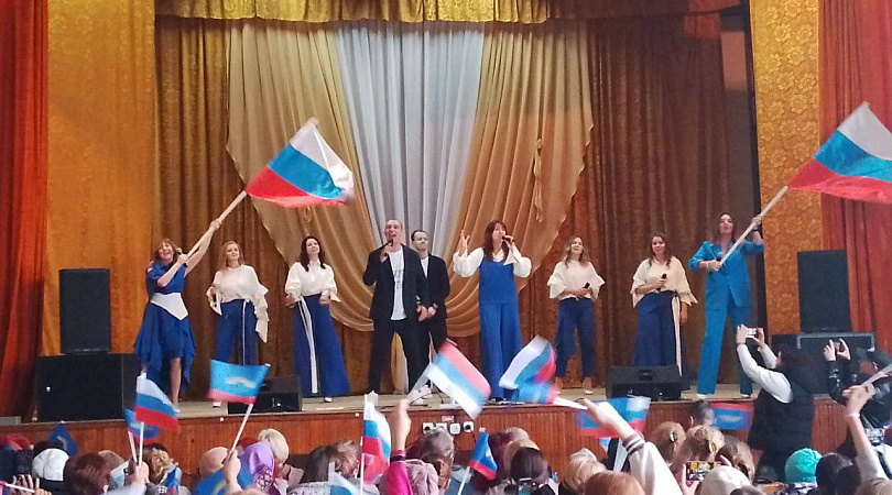 Мы вместе: в День народного единства на одной сцене выступили артисты Приморского района и Мурманской области