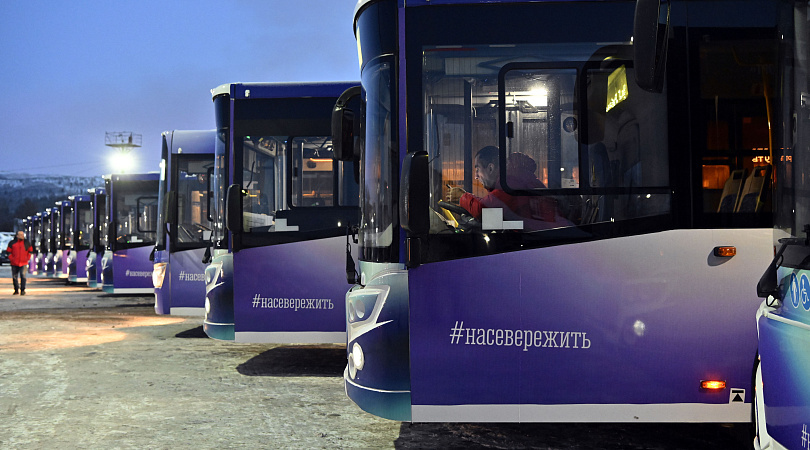 В Мурманске на маршруты вышли 23 новых автобуса:  символический старт дал губернатор Андрей Чибис