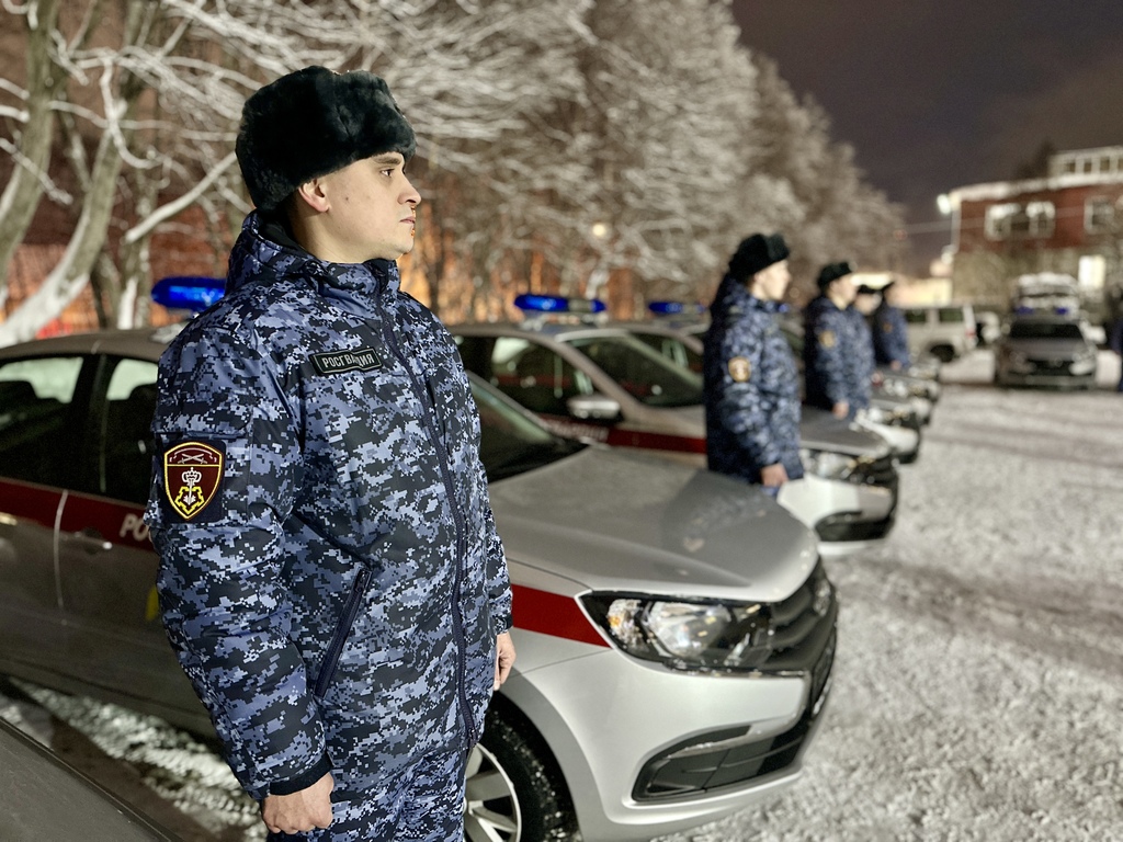 В Мурманске росгвардейцам вручили государственные награды и ключи от новых служебных автомобилей
