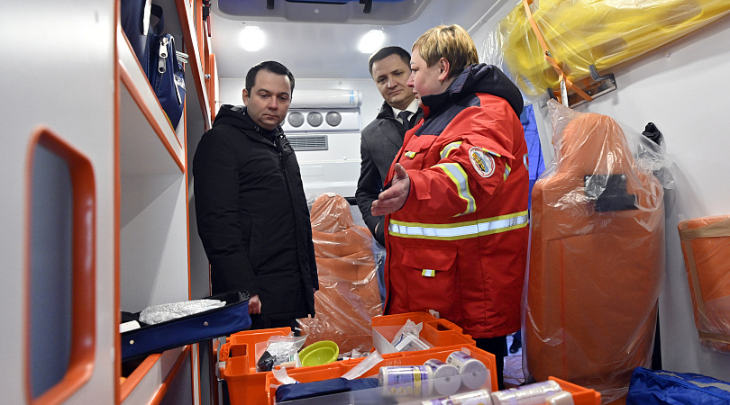 Андрей Чибис передал ключи от новых автомобилей скорой медицинской помощи в муниципалитеты Мурманской области