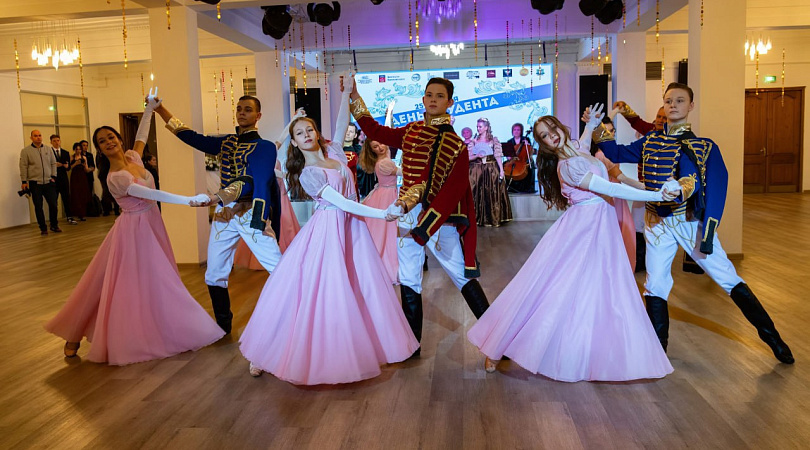 Участниками традиционного областного студенческого бала стали более 500 молодых северян