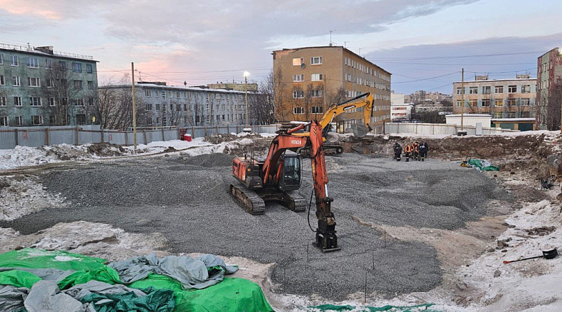 На улице Полярные Зори в Мурманске началось строительство многоквартирного дома