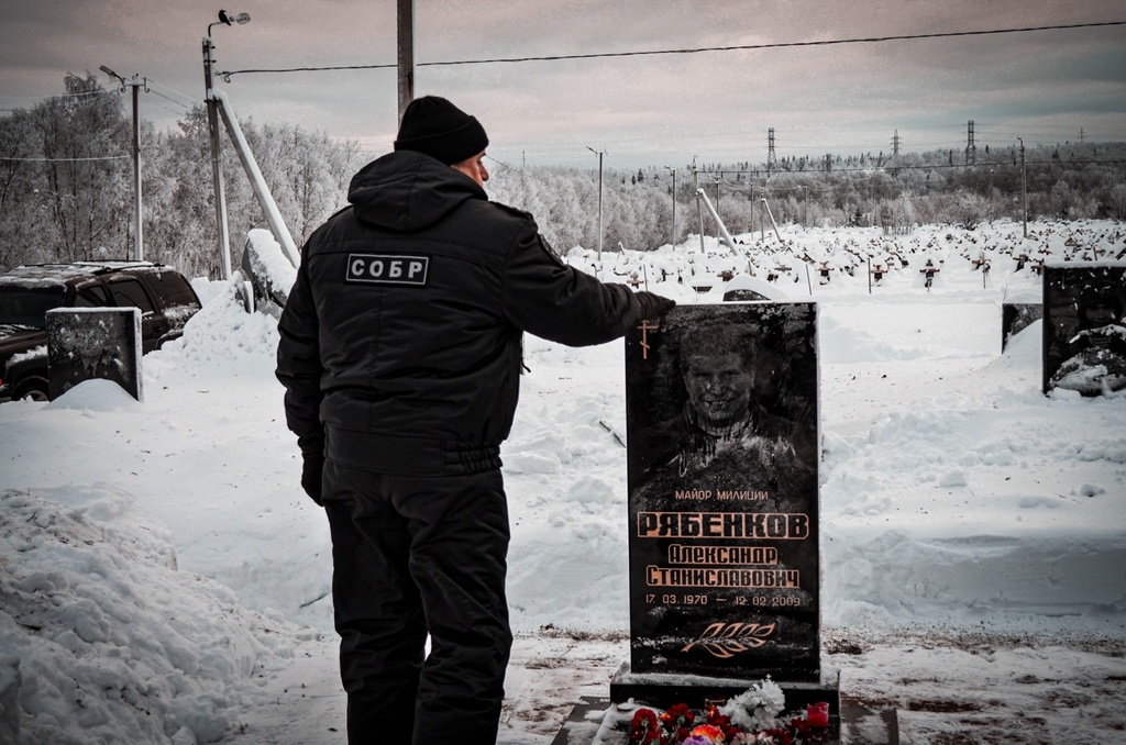В Мурманске росгвардейцы почтили память бойцов СОБР «Росомаха» Росгвардии, погибших при исполнении служебного долга