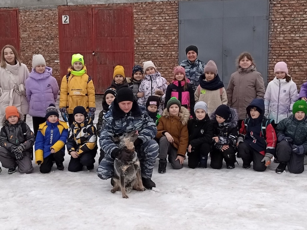 В Кандалакше полицейские-кинологи рассказали школьникам о работе четвероногих стражей правопорядка