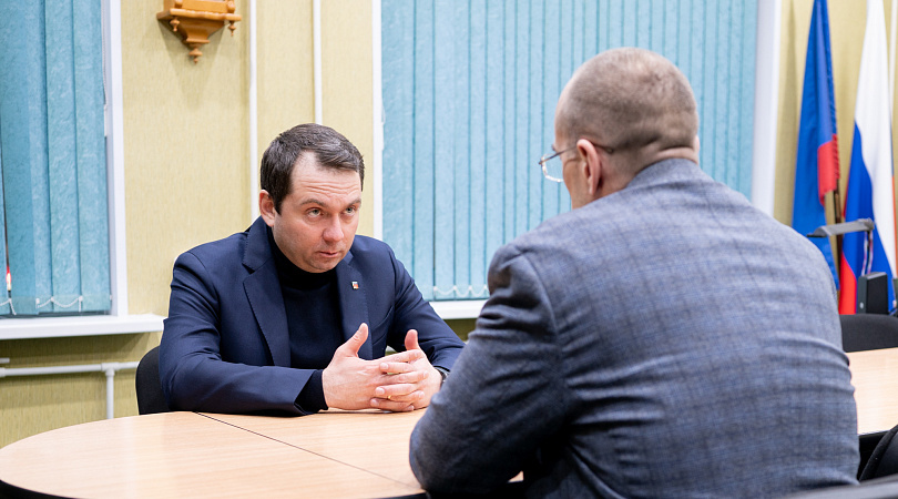 Важно чутко реагировать на проблемы и считать их своими: губернатор Андрей Чибис провел встречу с главой Ковдорского округа Сергеем Сомовым