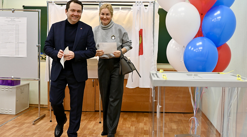 Глава Мурманской области Андрей Чибис с супругой проголосовали на выборах президента России