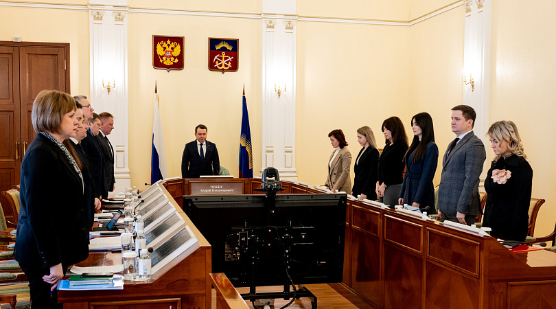 Губернатор Андрей Чибис начал оперативное совещание с минуты молчания в память о погибших в теракте в Подмосковье