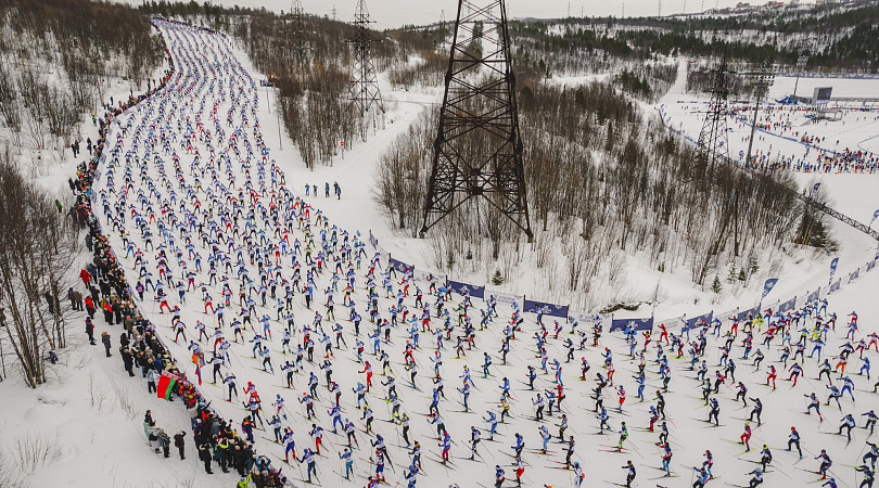 В первый день юбилейного Мурманского лыжного марафона победу одержал представитель спортивной школы Мончегорска Павел Соловьев