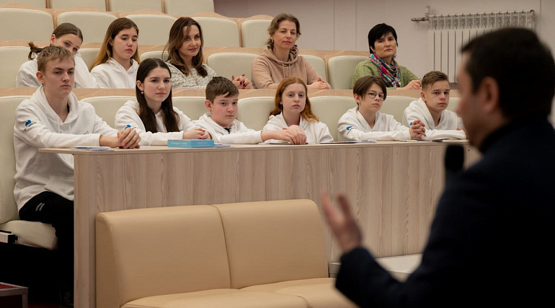 Губернатор Андрей Чибис пообщался с участниками просветительского профориентационного проекта «Встреча поколений»