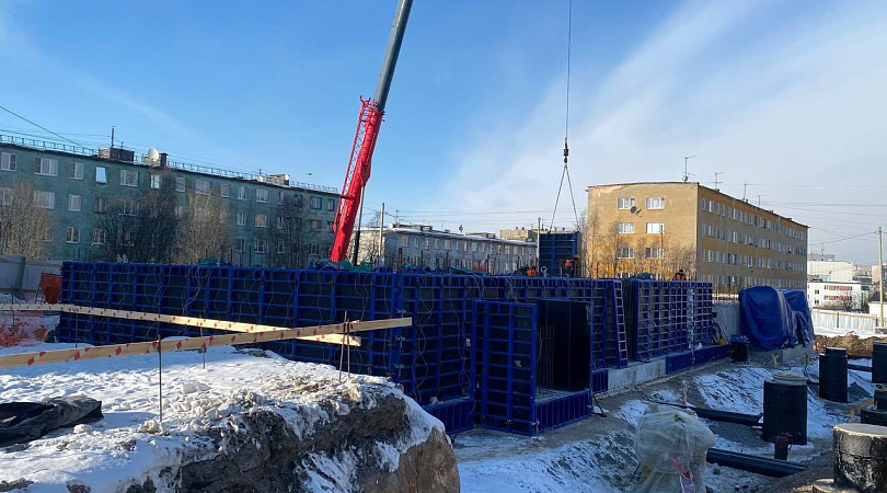 В Мурманске продолжается строительство девятиэтажки на улице Полярные Зори