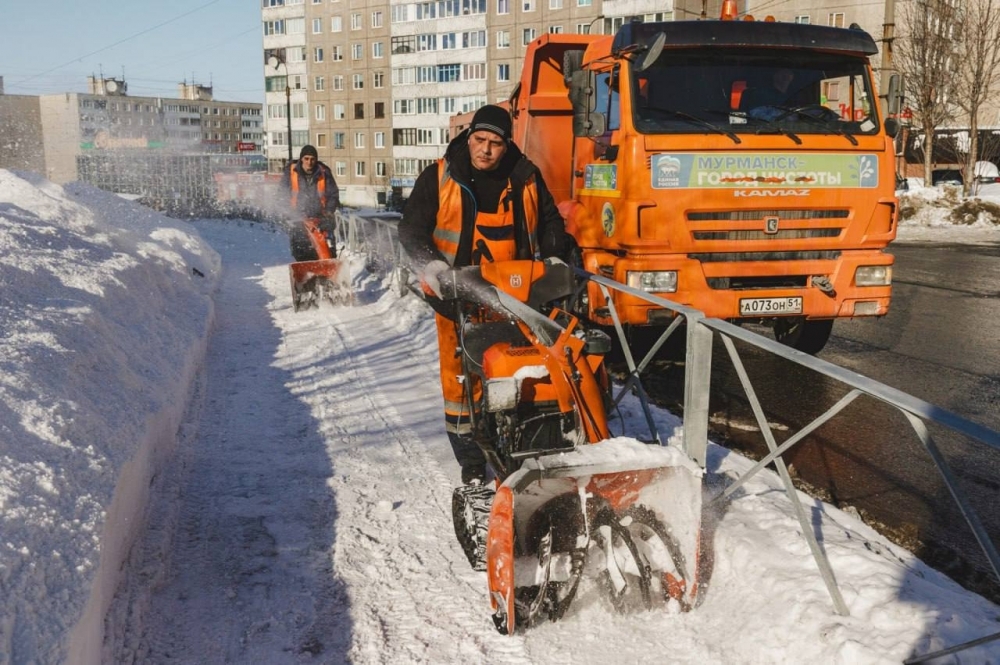 В Мурманске устраняют последствия снегопадов