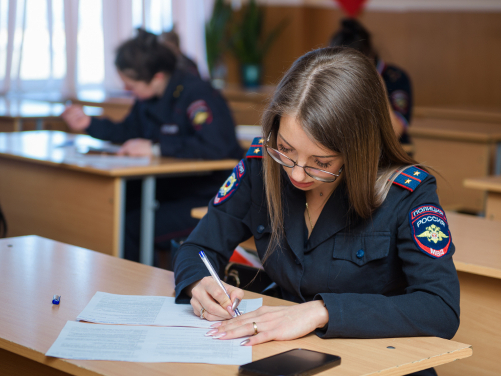 В УМВД России по Мурманской области подвели итоги конкурса профессионального мастерства «Лучший по профессии» среди сотрудников подразделений по делам несовершеннолетних и ЦВСНП