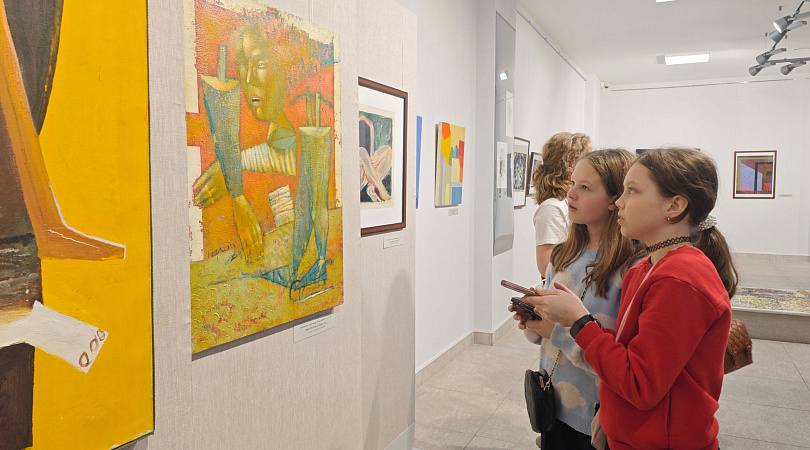 В областном художественном музее начала работу выставка «Санкт-Петербургская Академия современного искусства Бессмертных отмечает юбилей»