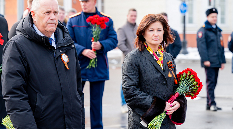 Первый вице-губернатор Оксана Демченко приняла участие в церемонии возложения цветов к памятнику Герою Советского Союза Анатолию Бредову