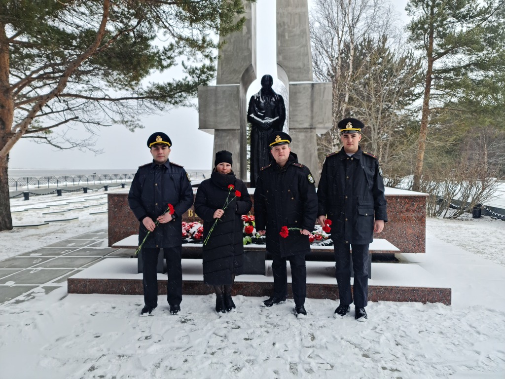 В преддверии 79-й годовщины Победы военные следователи Северного флота провели работы по благоустройству воинских мемориалов