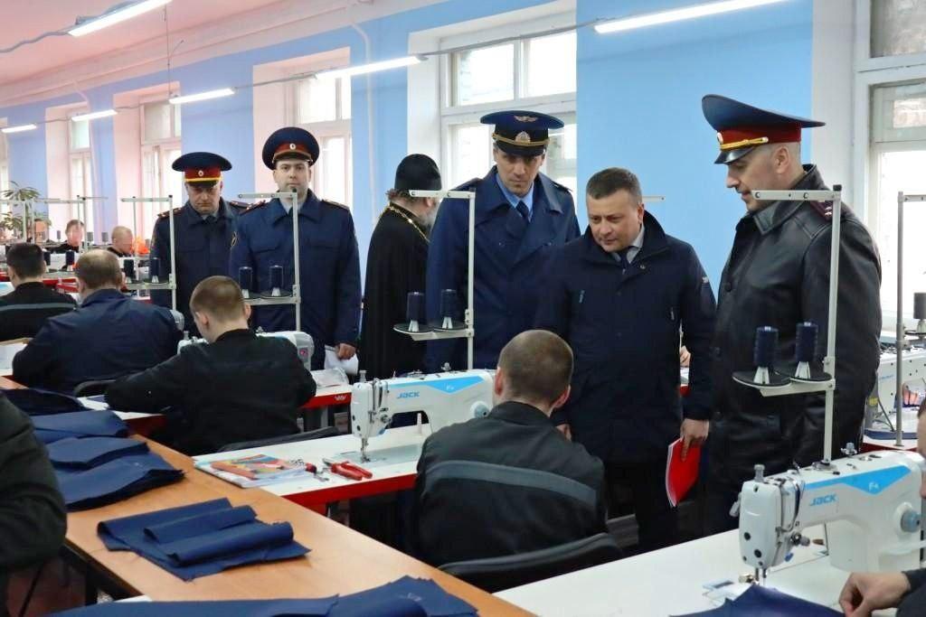Заместитель прокурора Мурманской области Василий Шевченко посетил открывшийся в ИК № 17 швейный цех